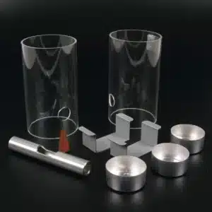 Dynamisk model af luftmasser indeholder klare cylindre, en stang, en kegle, metalbeslag og tre runde holdere i sort.