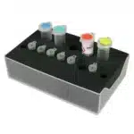 Kølet stativ til PCR-mikrorør er en plastikboks med en skumindsats til at organisere små rør med farvede låg.