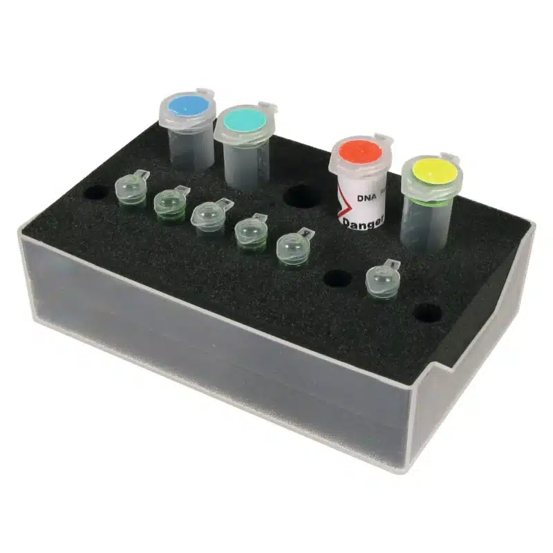 Kølet stativ til PCR-mikrorør er en plastikboks med en skumindsats til at organisere små rør med farvede låg.