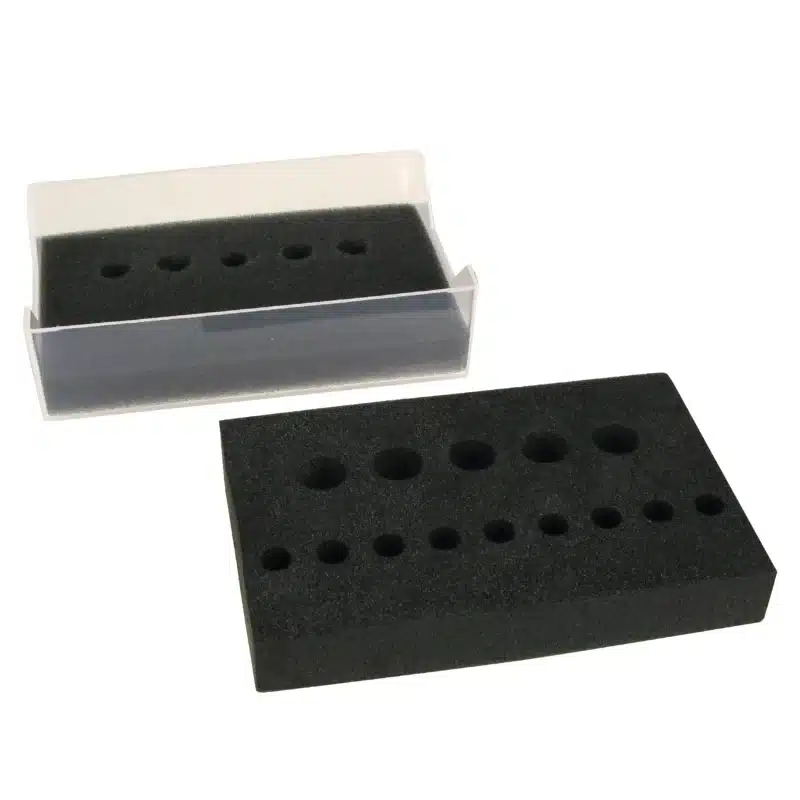 En Kølet stativ til PCR-mikrorør, sort skum med forskellige huller, vist inden i og uden for sin klare plastbeholder.