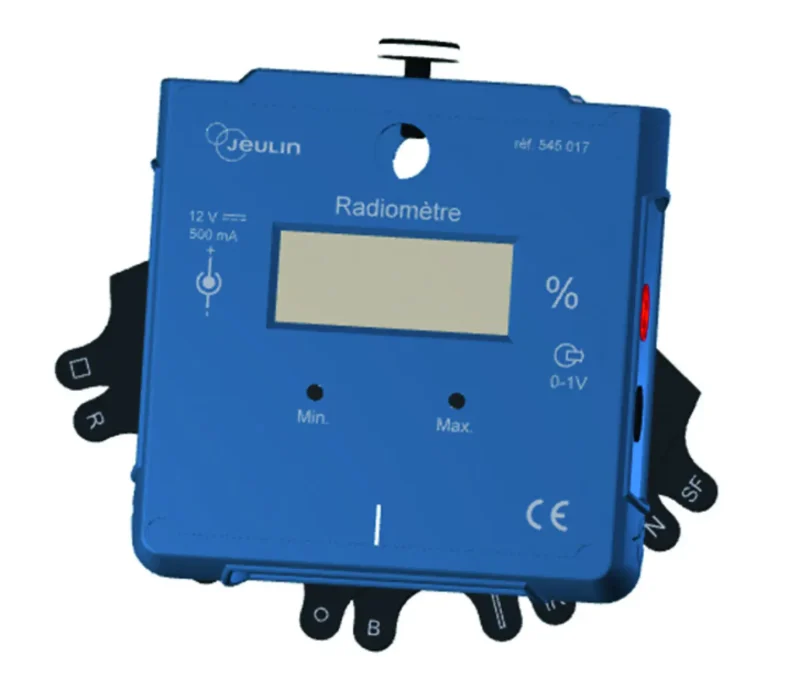 Radiometerenhed med skærm, mærkede knapper og tilslutningsporte på sider og front.