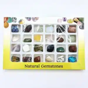 Aedelsten-scaledjpg - LabDidakt.dk En æske med 24 assorterede polerede ædelsten, hver i sit eget rum, mærket Natural Gemstones på en gul baggrund.