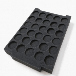 En sort Indsats til opbevaringsæske 30 rom-bakke med fem rækker af cirkulære udskæringer, vinklet på en hvid baggrund.