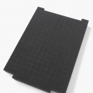 En sort rektangulær Indsats til opbevaringsæske fleksibel med et gittermønster og indhak på to sider, vist på hvid baggrund.