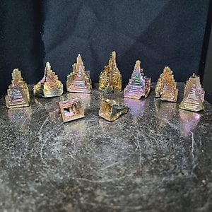 Iriserende bismuth-krystaller og bismuth-pellets til smeltning og krystaldyrkning