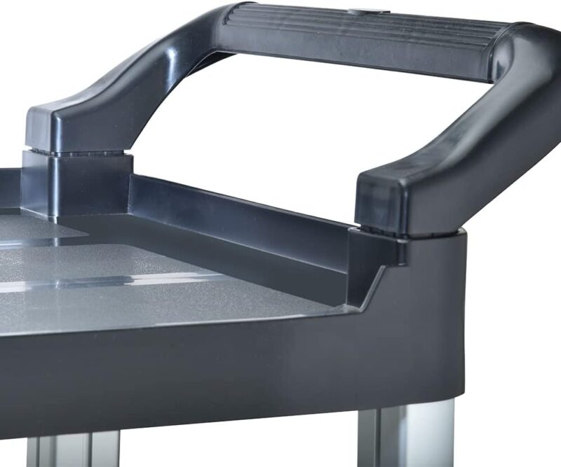 Nærbillede af Rullebord, letvægt med 3 hylder: sort plasthåndtag, tophylde og sølvfarvede metalben.