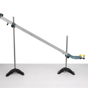 PASCO kuglebane uden sensorer er en skrå rampe af metal på stativer med to gule kugler i den nederste ende.