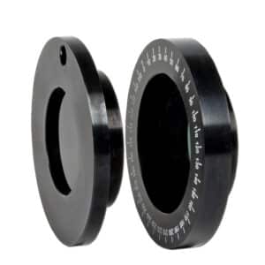 To sorte cirkulære polarisationsfiltre; det ene har indgraverede hvide tal rundt om kanten.