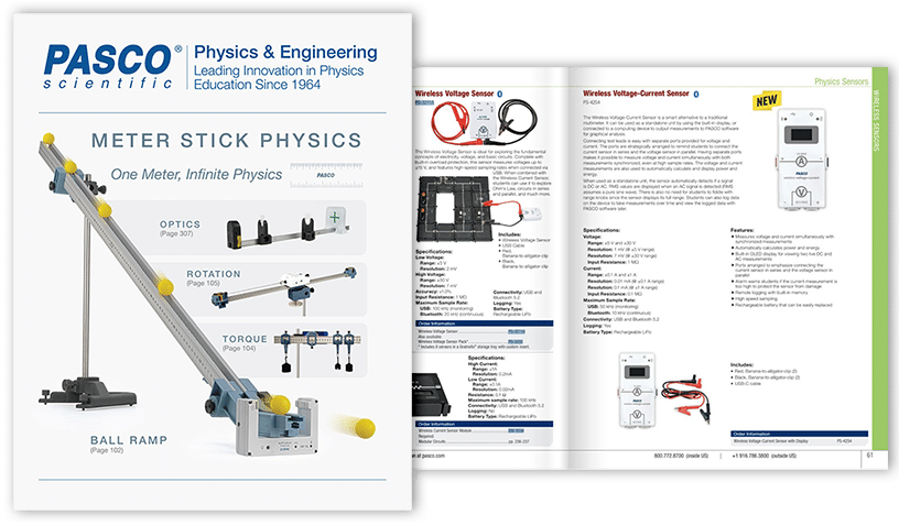Åbent katalog, der viser et Pasco Scientific-cover med en opsætning af en kuglerampe og indvendige sider med forskellige fysiksensorer og tekniske detaljer.