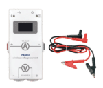 PASCO trådløs strømspændingssensor med et digitalt display og røde/sorte alligatorklip-kabler ved siden af.