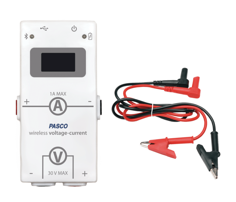 PASCO trådløs strømspændingssensor med et digitalt display og røde/sorte alligatorklip-kabler ved siden af.