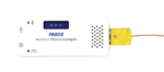 En PASCO trådløs termoelement-temperatursensor med display viser 24,0°C med en gul sensor koblet til højre side.