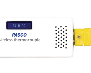 En PASCO trådløs termoelement-temperatursensor med display viser 24,0°C med en gul sensor koblet til højre side.