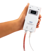 En hånd holder en PASCO trådløs absolut tryk- og temperatursensor med tilsluttede slanger og kabler.