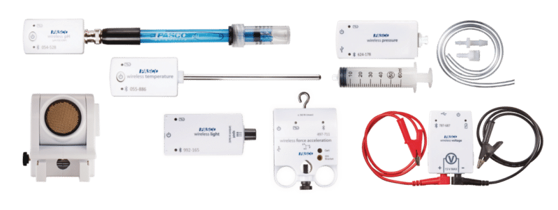 PS-3306A - LabDidakt.dk Startpakke med de mest anvendte sensorer til fysik/kemi vist på hvid baggrund, inkl. temperatur, tryk, lys, kraft og spænding.