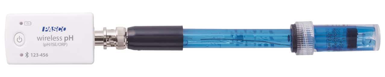 En PASCO trådløs pH-sensor med en klar blå elektrode og en hvid rektangulær sender med påskriften trådløs pH.