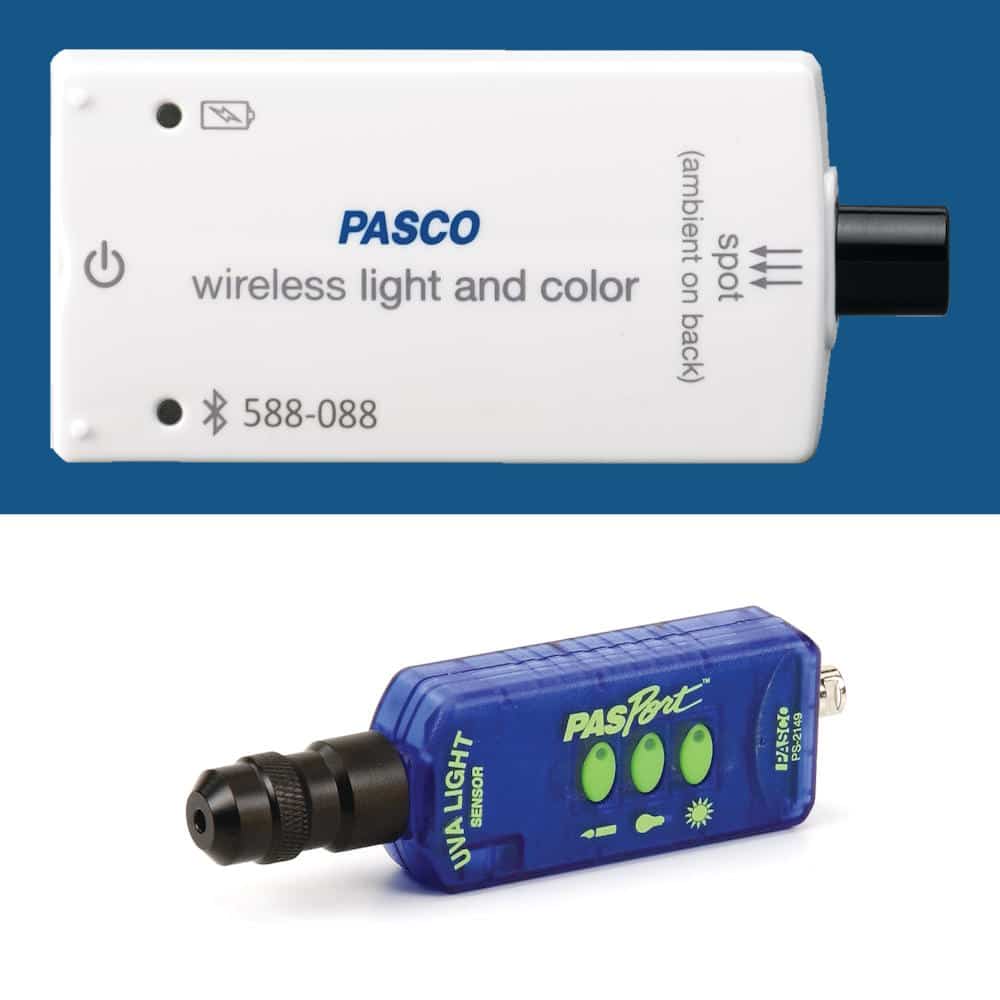 To videnskabelige sensorer: en hvid PASCO trådløs lys- og farvesensor og en blå PASPort UV-lyssensor, begge på ensfarvede baggrunde.