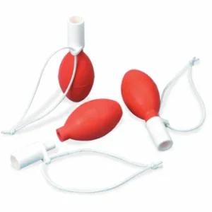 Fire røde Pipettebold-sikkerhedspærer med hvide plastdyser og snore er anbragt på en hvid baggrund.