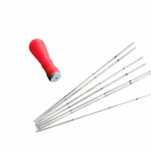 En pipettebold, mikro, rød med seks tynde metalstænger markeret med sort vises på en hvid baggrund.