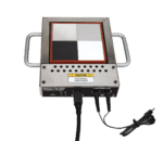 En Leslies-terning (NY) med sorte, hvide og grå overflader, sidehåndtag og kabler, der er forbundet i bunden.