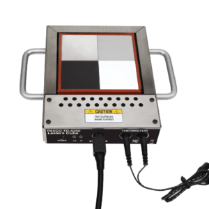 En Leslies-terning (NY) med sorte, hvide og grå overflader, sidehåndtag og kabler, der er forbundet i bunden.