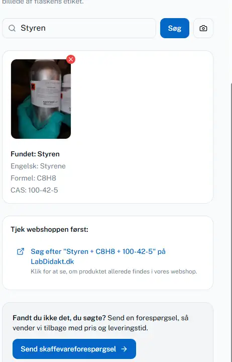 En computerskærm viser en søgning på Styren med en kemikalieflaske, produktoplysninger og leverandørinformation på dansk.