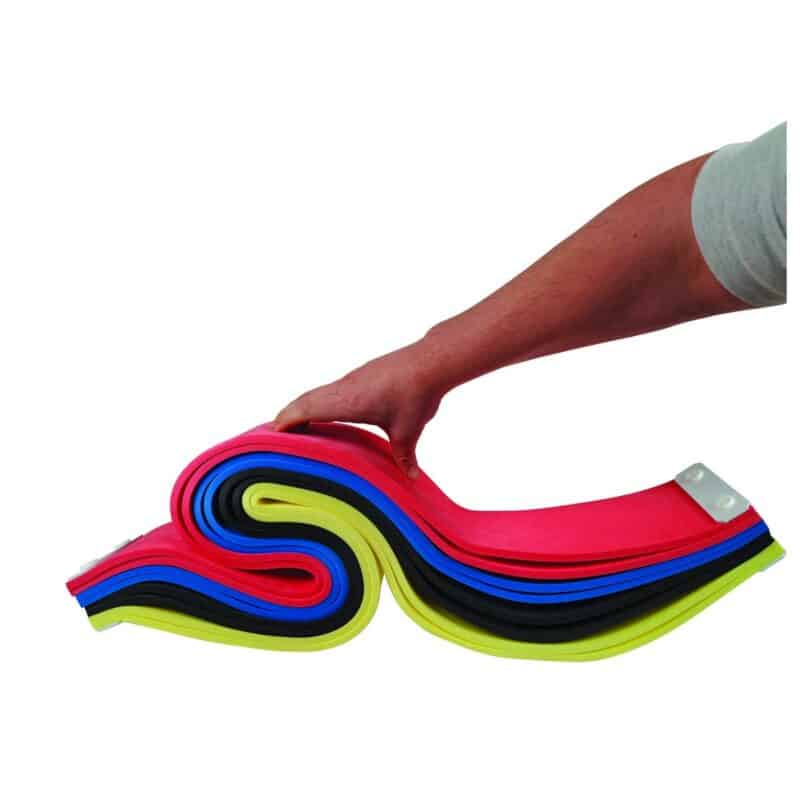Interaktiv pladetektonisk model af folder - Jeulin - LabDidakt.dk Hand gripping a stack of colorful elastic resistance bands arranged in a wavy curl, in pink, red, blue, black, and yellow colors.