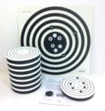 BRIGHT Science Kit indeholder en magnetisk måltavle, runde skiver og en vejledning til undervisning i atomstruktur.