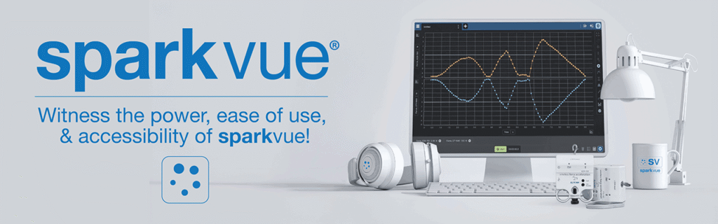 sparkvue_5_dnld_banner 1 - LabDidakt.dk En computerskærm viser videnskabelige grafer ved siden af hovedtelefoner, laboratorieudstyr og en lampe; teksten reklamerer for Sparkvue-softwaren.