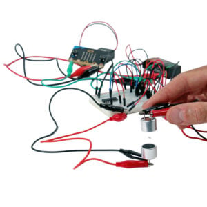 Byggesæt til akustisk levitation med micro:bit, hvor et stykke flamingo svæver mellem to ultralydssendere